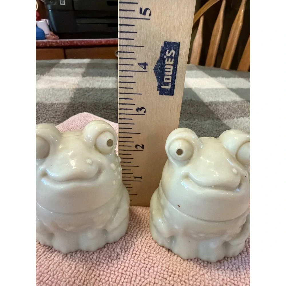 Vintage Avon Milk‎ Glass Frog Salt and Pepper Shakers White Figural Set 3 Inch